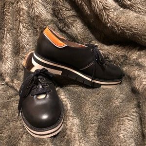 Women’s size 38 Black Dromedaris sneakers